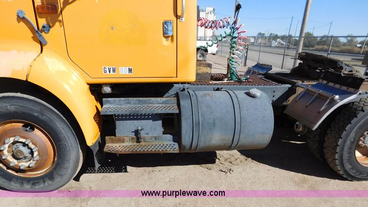 image for item AW9432 1993 International 8200 semi truck