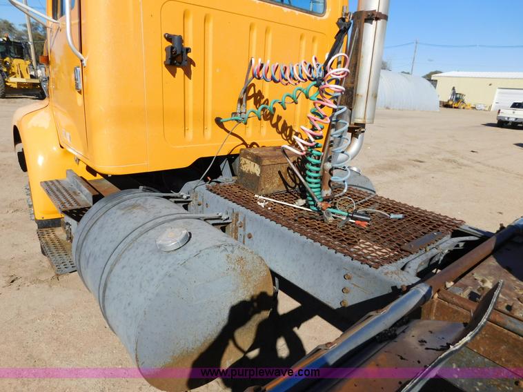 image for item AW9432 1993 International 8200 semi truck