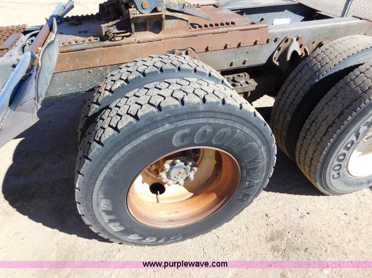 image for item AW9432 1993 International 8200 semi truck