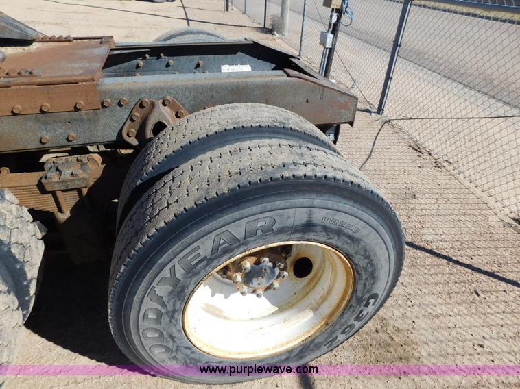 image for item AW9432 1993 International 8200 semi truck