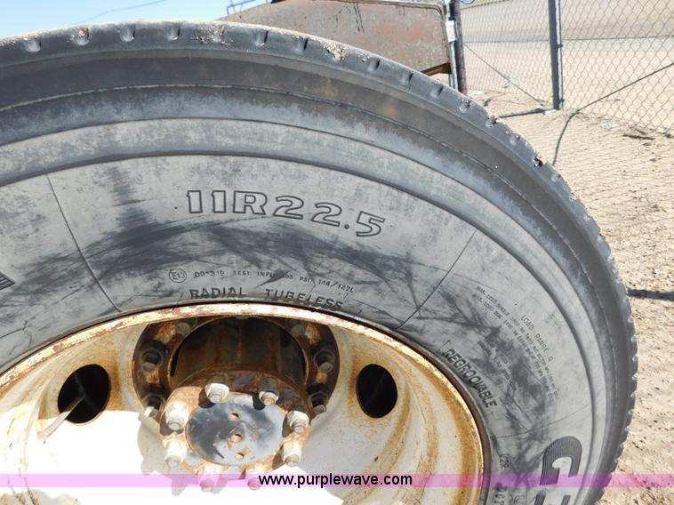 image for item AW9432 1993 International 8200 semi truck