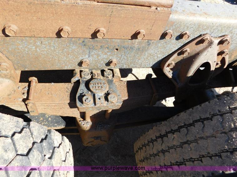 image for item AW9432 1993 International 8200 semi truck