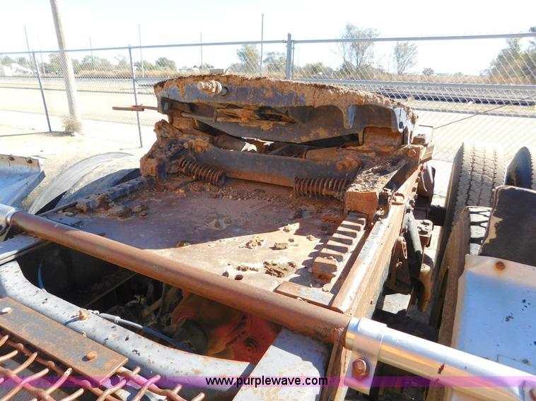 image for item AW9432 1993 International 8200 semi truck