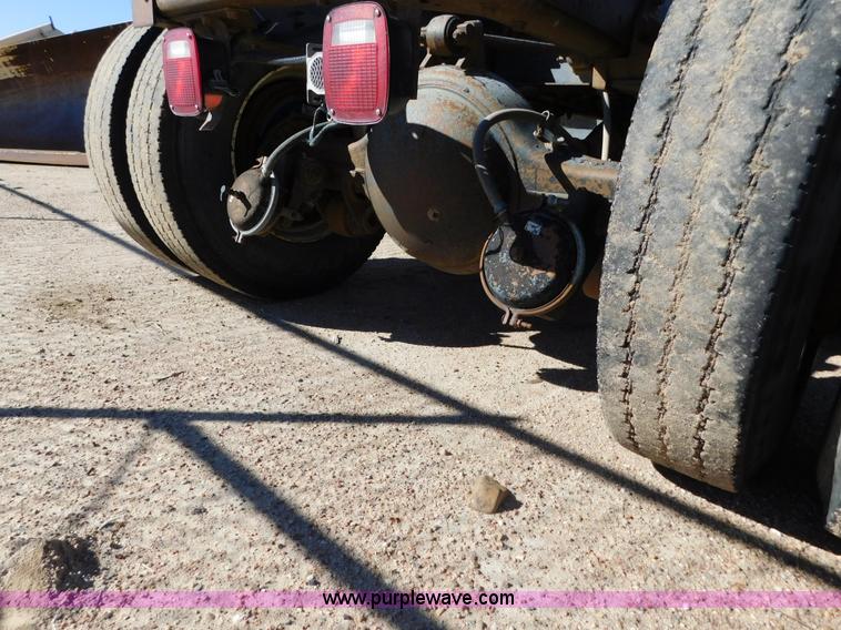 image for item AW9432 1993 International 8200 semi truck