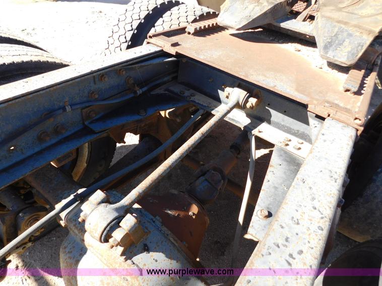 image for item AW9432 1993 International 8200 semi truck