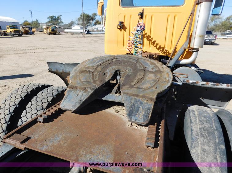 image for item AW9432 1993 International 8200 semi truck