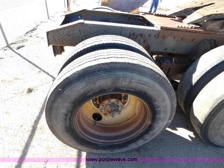 image for item AW9432 1993 International 8200 semi truck