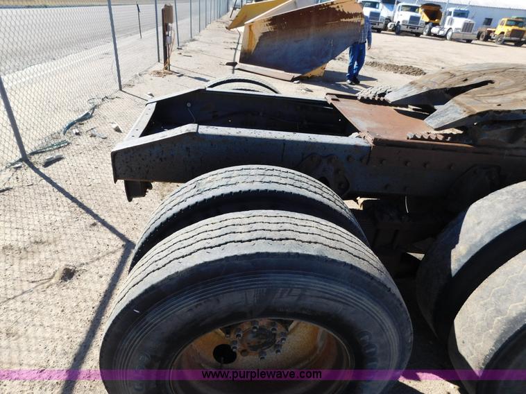 image for item AW9432 1993 International 8200 semi truck