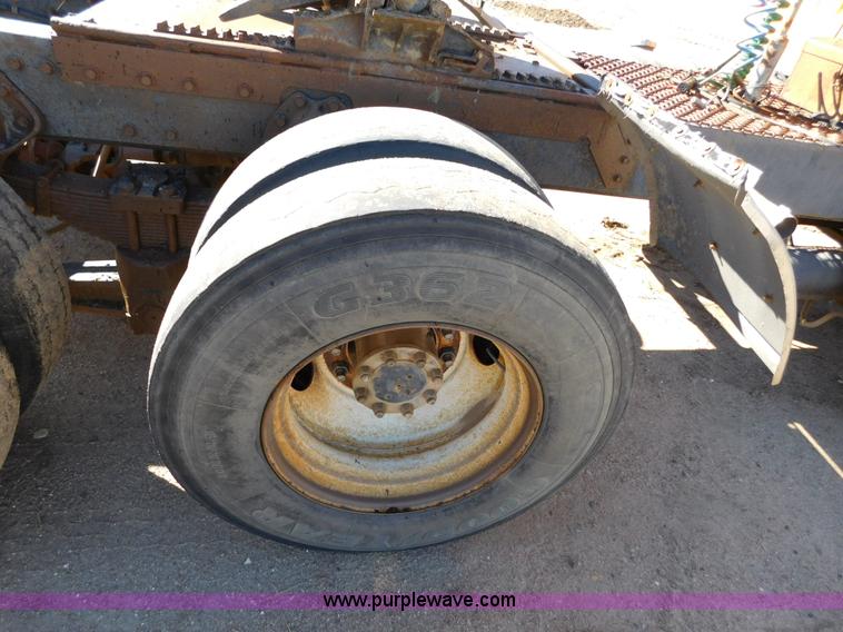 image for item AW9432 1993 International 8200 semi truck