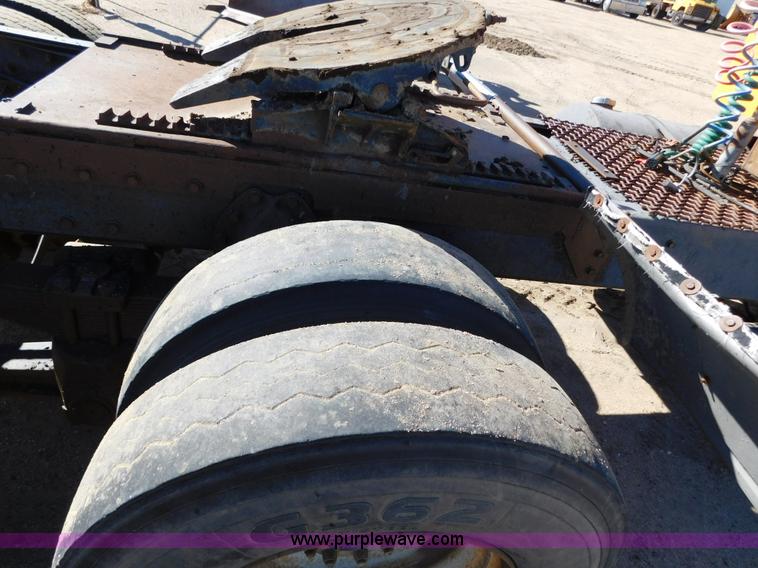 image for item AW9432 1993 International 8200 semi truck