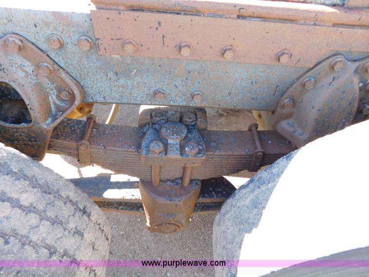 image for item AW9432 1993 International 8200 semi truck