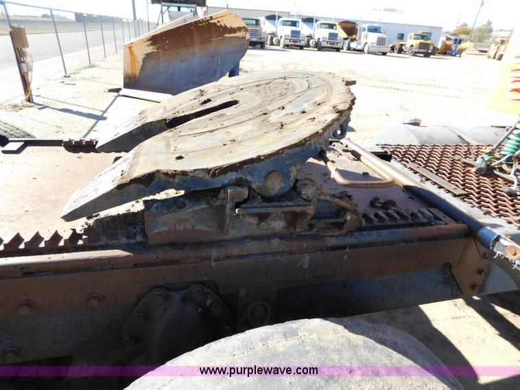 image for item AW9432 1993 International 8200 semi truck