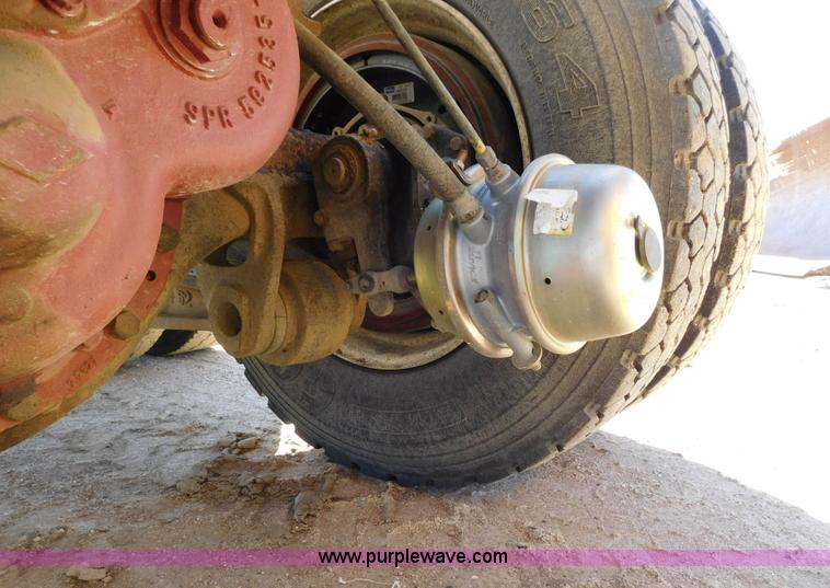 image for item AW9432 1993 International 8200 semi truck