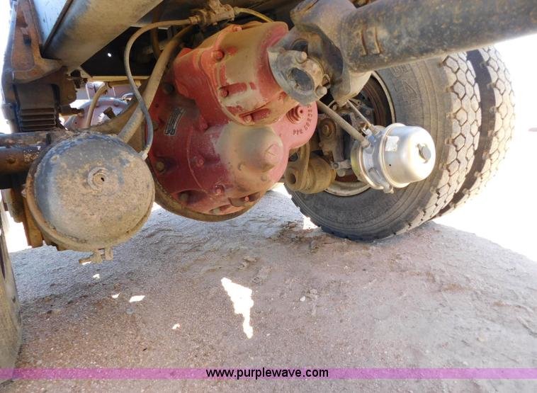 image for item AW9432 1993 International 8200 semi truck