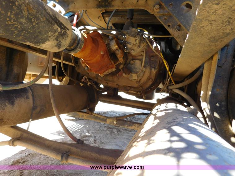 image for item AW9432 1993 International 8200 semi truck