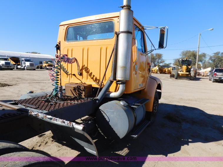 image for item AW9432 1993 International 8200 semi truck