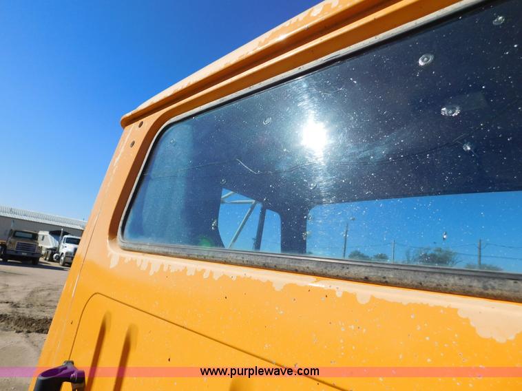 image for item AW9432 1993 International 8200 semi truck