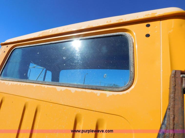 image for item AW9432 1993 International 8200 semi truck