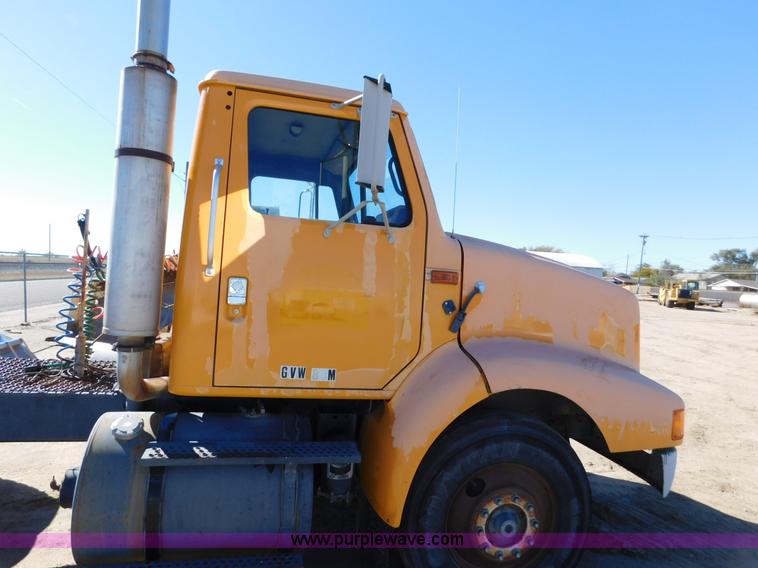image for item AW9432 1993 International 8200 semi truck
