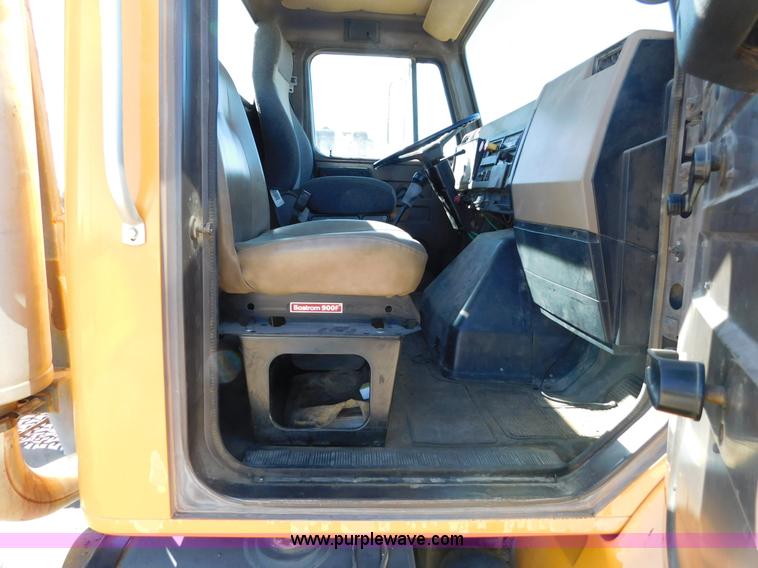 image for item AW9432 1993 International 8200 semi truck