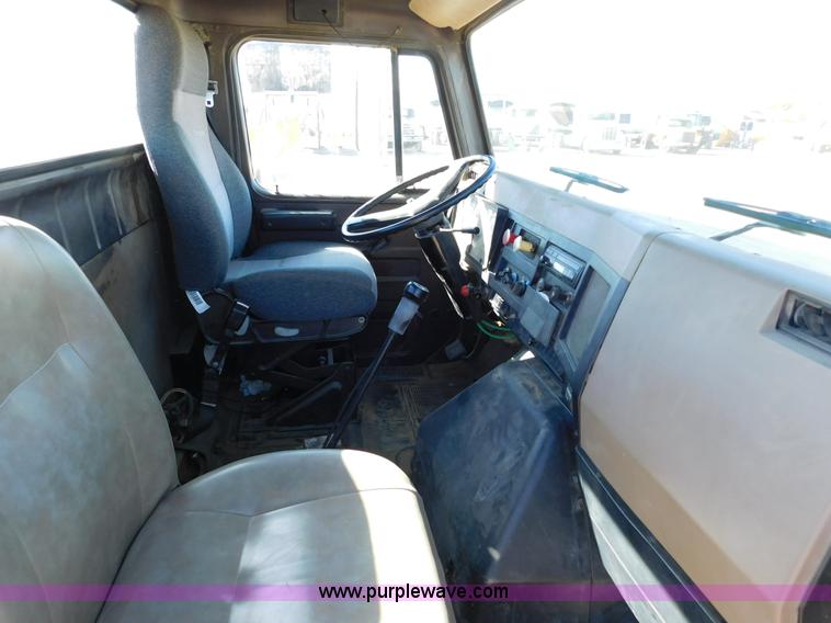 image for item AW9432 1993 International 8200 semi truck