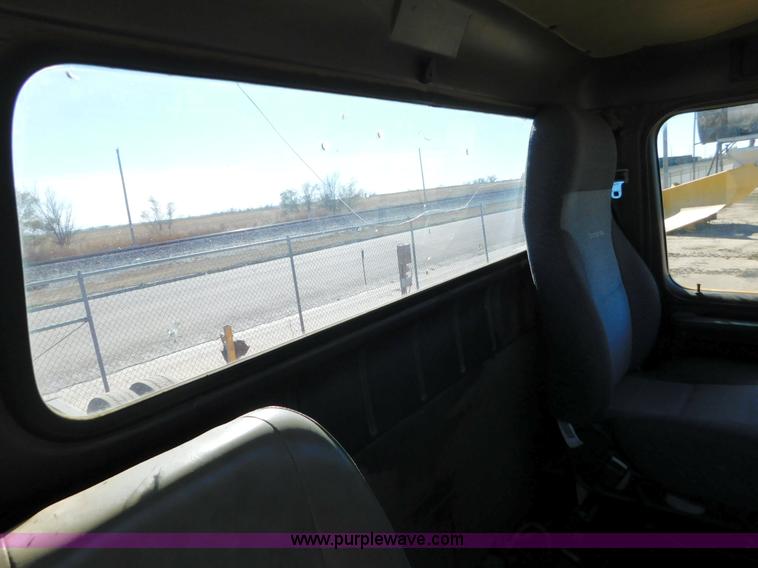 image for item AW9432 1993 International 8200 semi truck