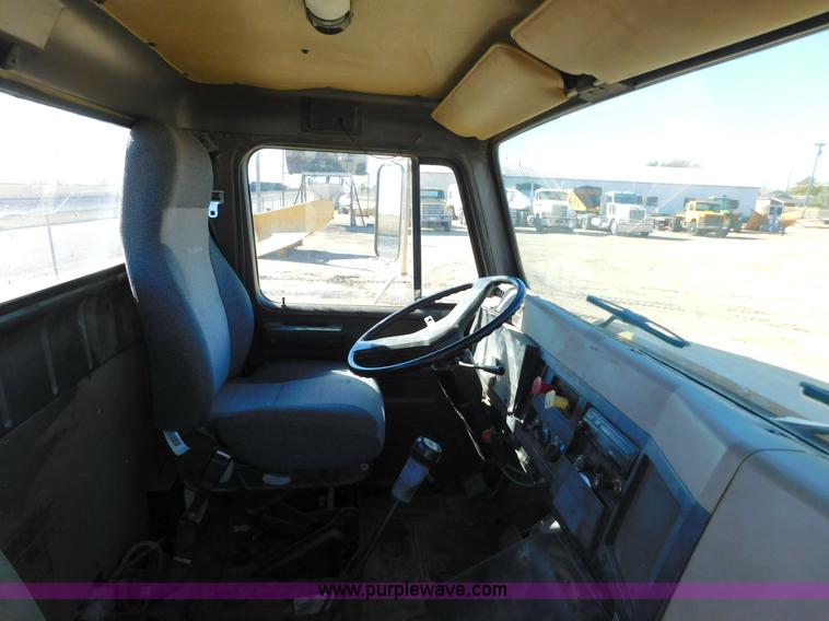 image for item AW9432 1993 International 8200 semi truck