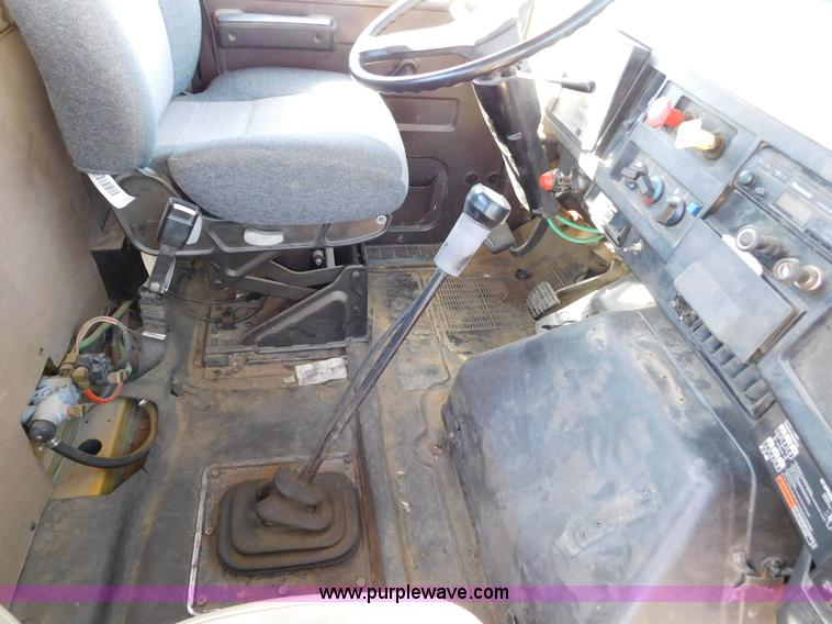 image for item AW9432 1993 International 8200 semi truck