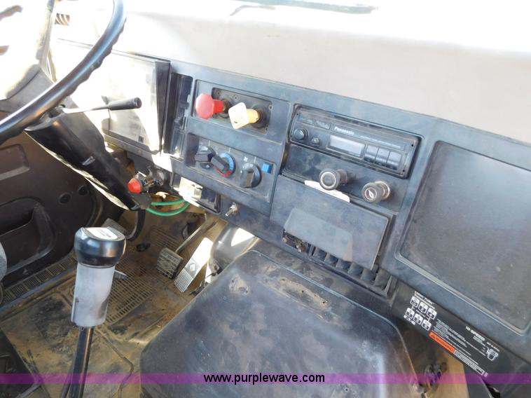 image for item AW9432 1993 International 8200 semi truck