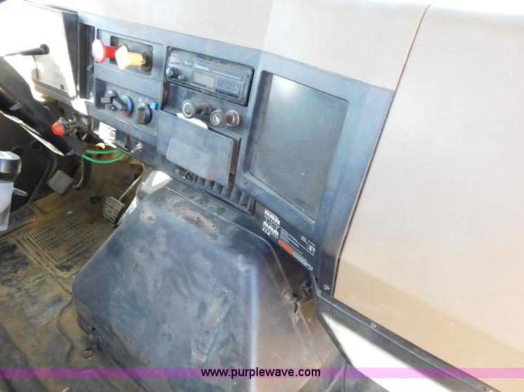 image for item AW9432 1993 International 8200 semi truck