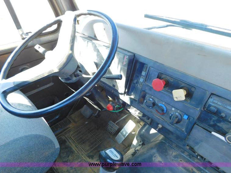 image for item AW9432 1993 International 8200 semi truck