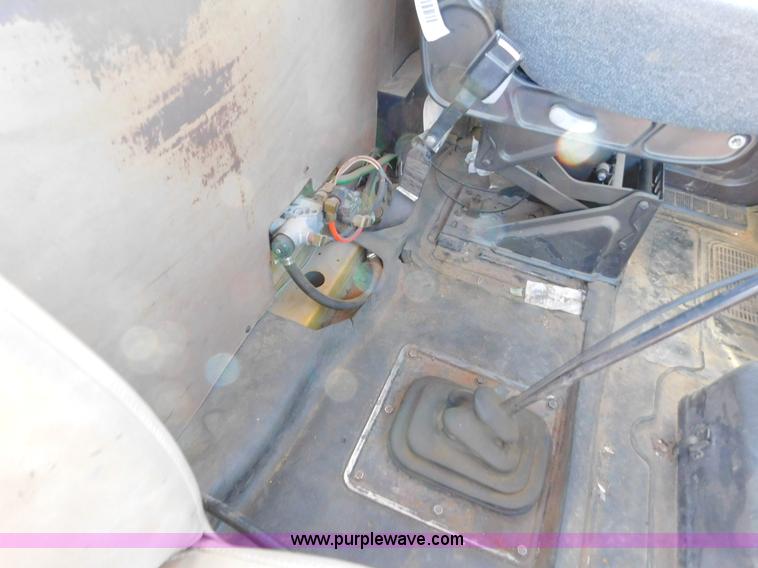 image for item AW9432 1993 International 8200 semi truck