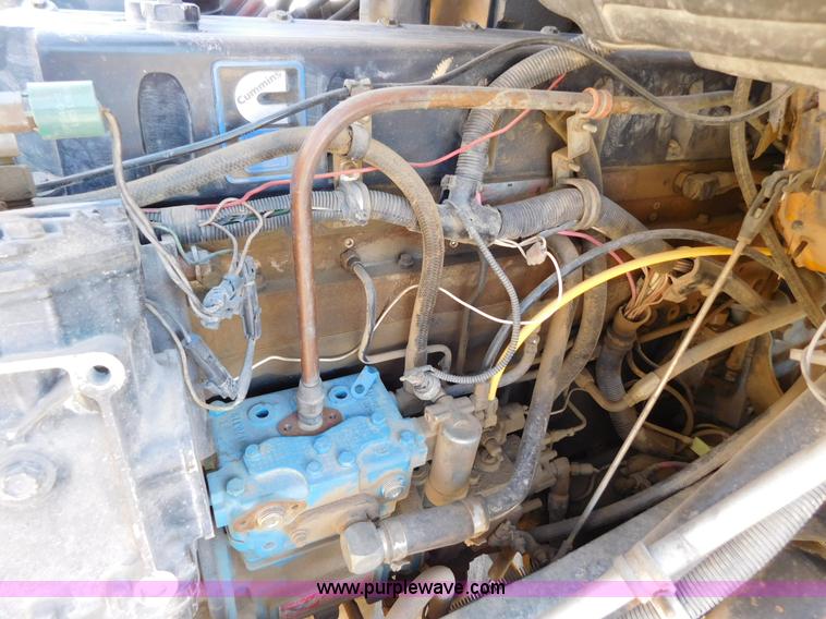 image for item AW9432 1993 International 8200 semi truck