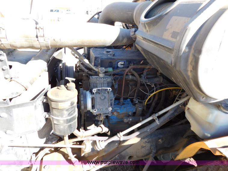 image for item AW9432 1993 International 8200 semi truck