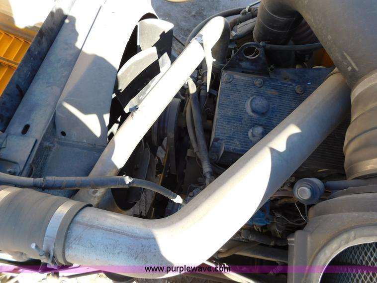 image for item AW9432 1993 International 8200 semi truck