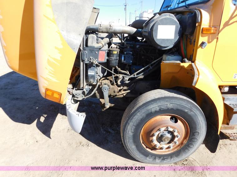 image for item AW9432 1993 International 8200 semi truck