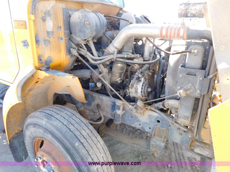 image for item AW9432 1993 International 8200 semi truck