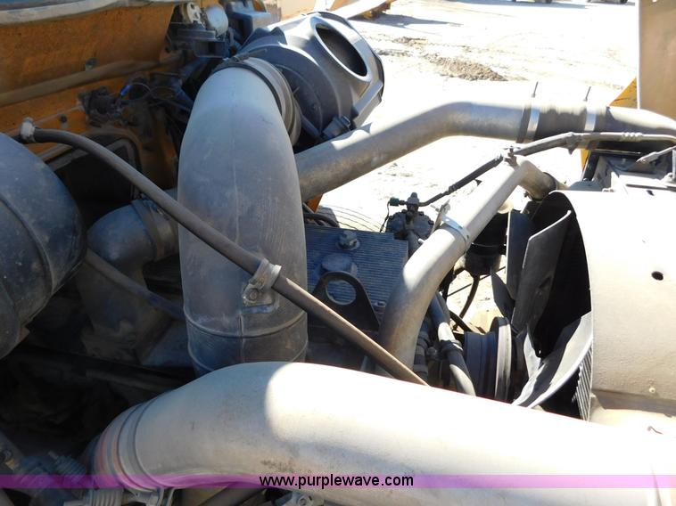 image for item AW9432 1993 International 8200 semi truck