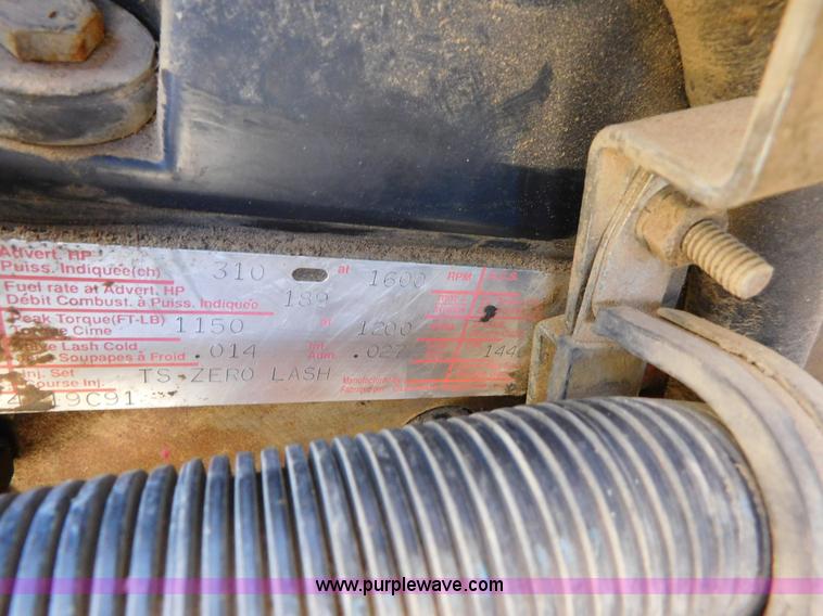 image for item AW9432 1993 International 8200 semi truck