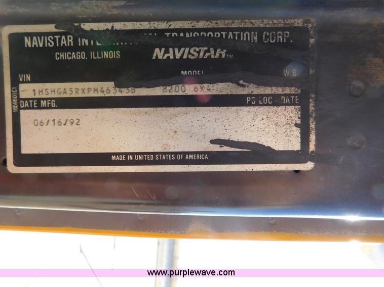 image for item AW9432 1993 International 8200 semi truck