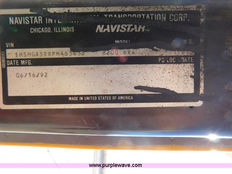 image for item AW9432 1993 International 8200 semi truck