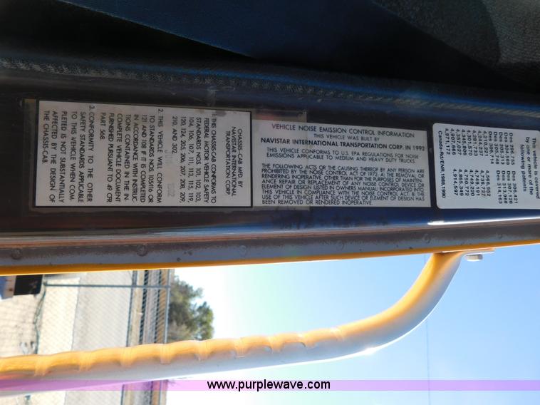 image for item AW9432 1993 International 8200 semi truck