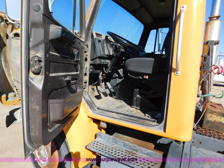 image for item AW9432 1993 International 8200 semi truck