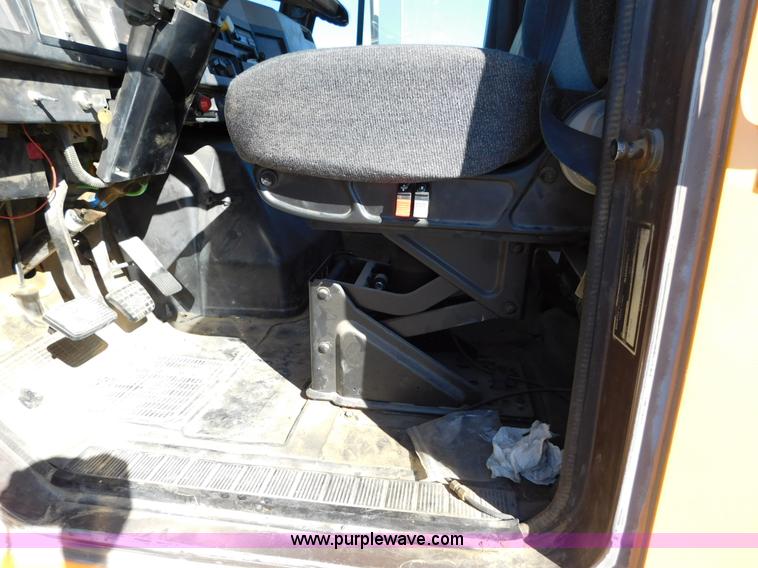 image for item AW9432 1993 International 8200 semi truck