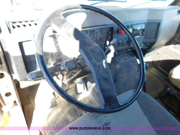 image for item AW9432 1993 International 8200 semi truck