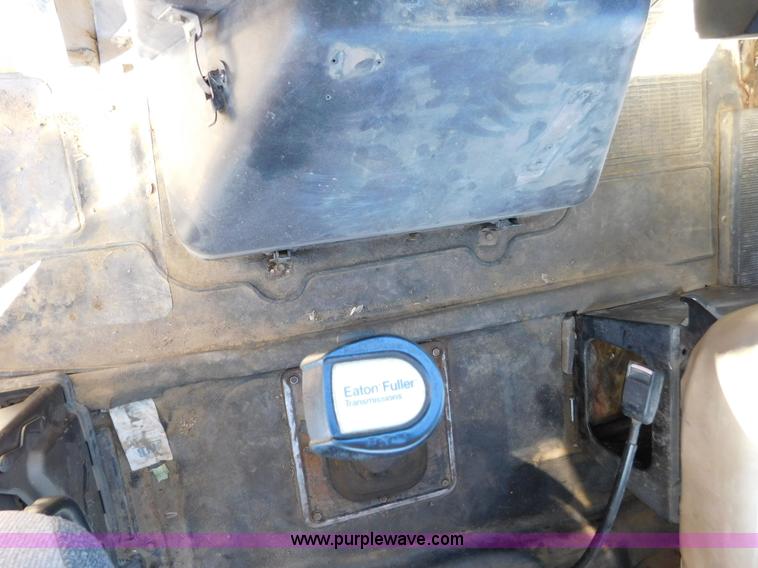 image for item AW9432 1993 International 8200 semi truck