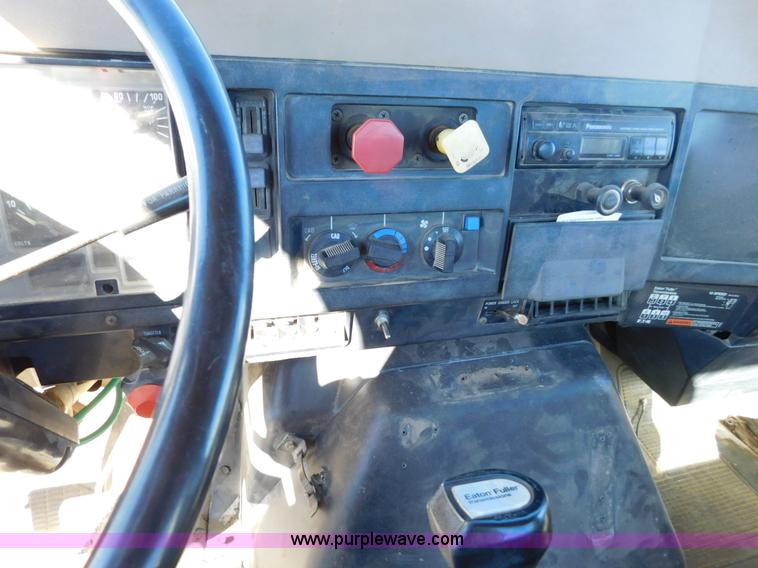 image for item AW9432 1993 International 8200 semi truck