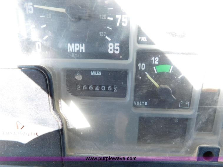 image for item AW9432 1993 International 8200 semi truck