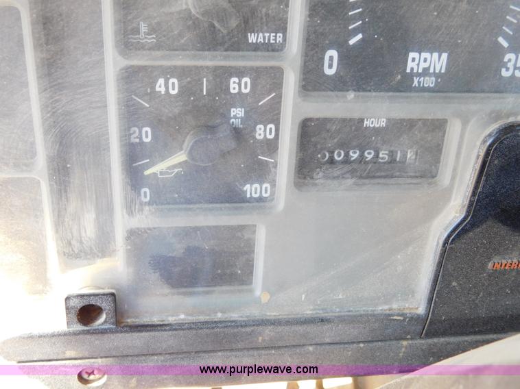 image for item AW9432 1993 International 8200 semi truck