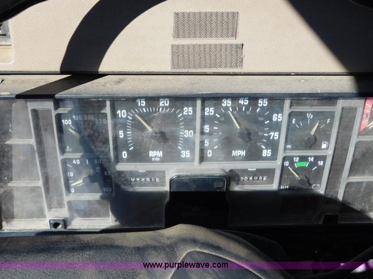 image for item AW9432 1993 International 8200 semi truck